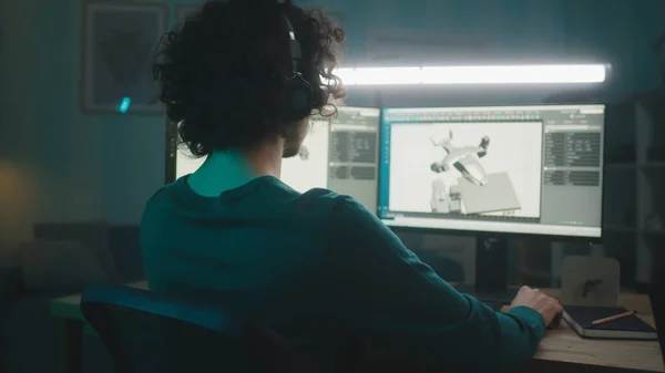 Egy 3D animátor dolgozik számítógépén, animációt készítve.