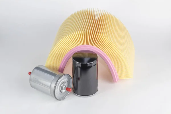 Különböző autóalkatrészek, köztük levegőszűrő és olajszűrő.