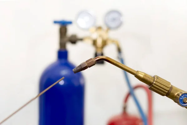 Autogénvágó berendezés, oxigén- és acetilénpalackkal, hegesztőpisztollyal.