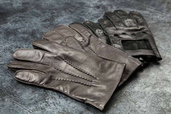 Két pár bőrkesztyű, különböző stílusban és színben, a divatiparban népszerű.