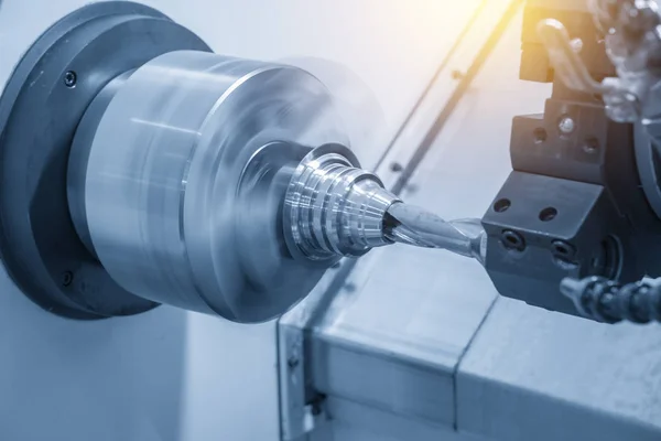 CNC-esztergáló gép működés közben, fém alkatrész megmunkálása.