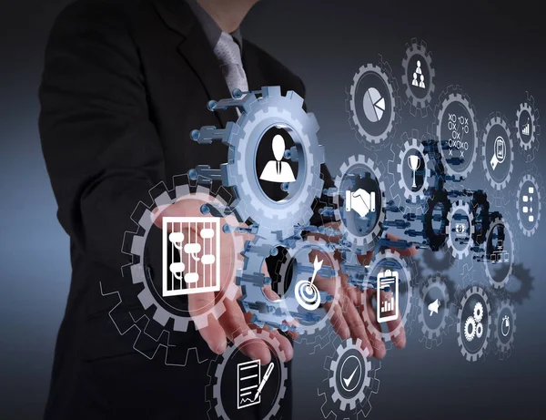 Egy üzletember kezében digitális eszközök és grafikonok láthatók, amelyek a beszerzés és a pénzügyi tervezés folyamatát szimbolizálják.