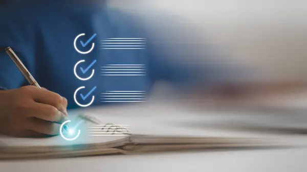 Egy kéz papíron ellenőrzi a dokumentumokat, pénzügyi ügyintézéshez kapcsolódóan.