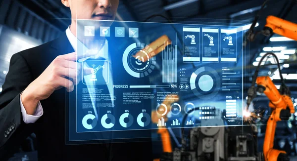 Folyamatmérnök digitális vezérlőpultot használ egy gyárban.