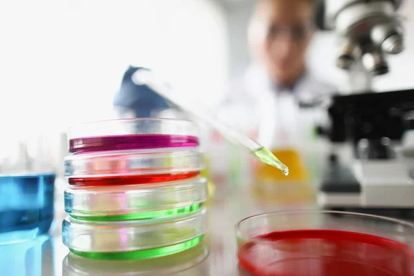 Színes táptalajok és pipetta egy laboratóriumban, anyagvizsgálat céljából.