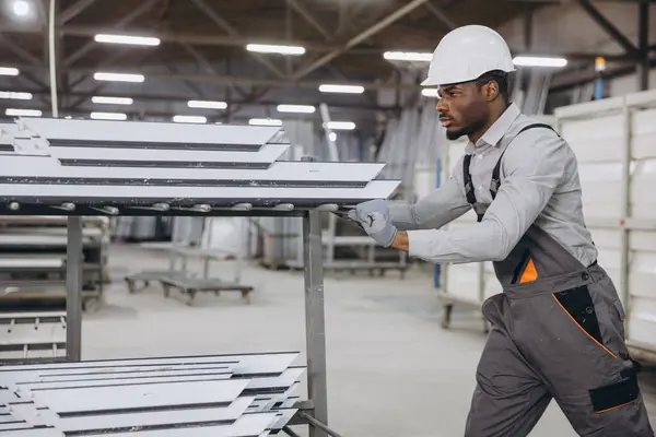 Mennyit keres egy ablakkeret-készítő?