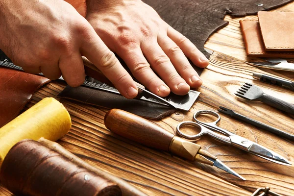 Mennyit keres egy cipőipariszerszám-készítő?