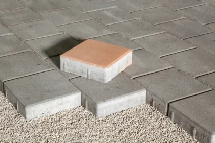 Mennyit keres egy burkoló kőműves?