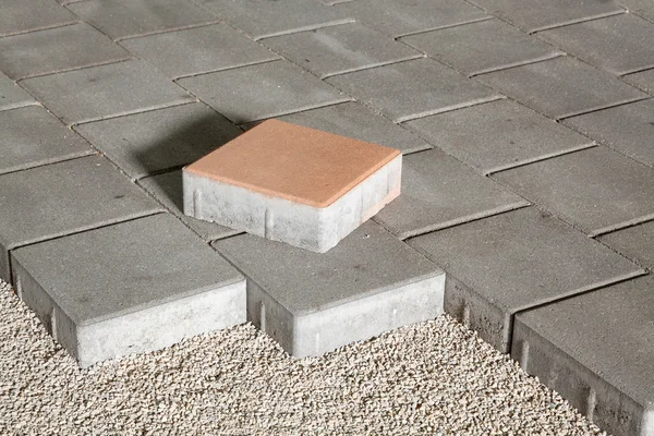 Mennyit keres egy burkoló kőműves?