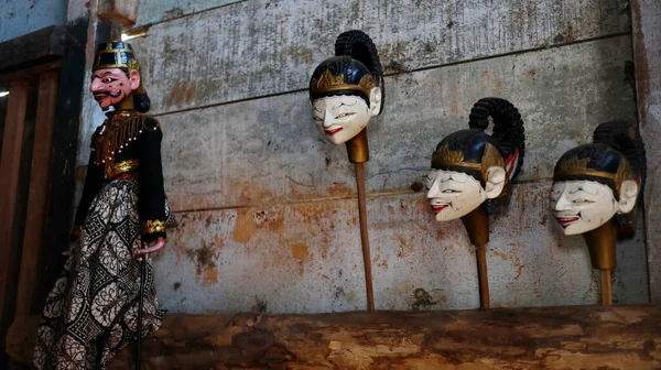 Mennyit keres egy bábkészítő?