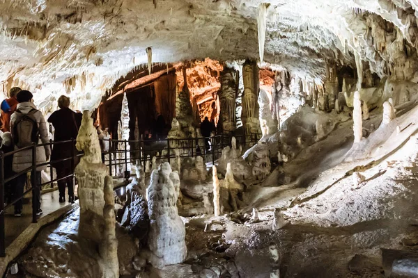 Mennyit keres egy barlangi idegenvezető?