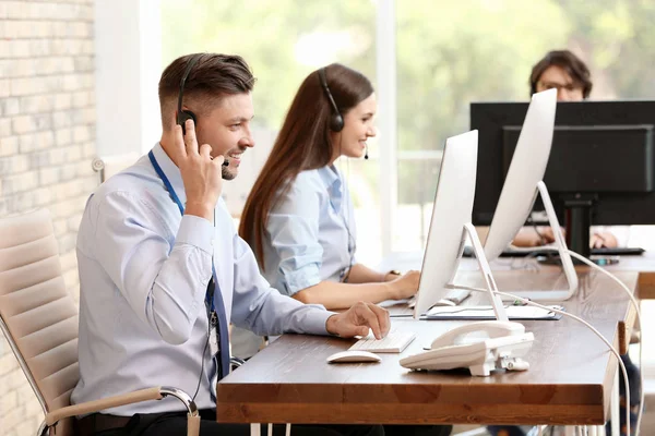 Mennyit keres egy betét ki- és befizetési forgalmat lebonyolító ügyintéző?