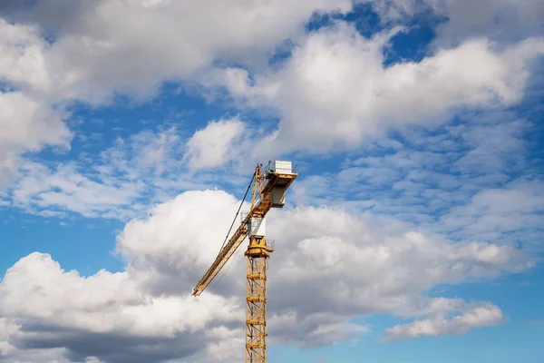 Sárga daru a felhős égen, építkezéshez használják.