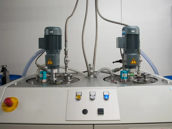 Két elektromos motor egy ipari keverőgépen, amely karbantartásra vár.