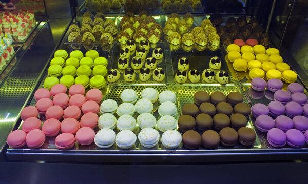 Mennyit keres egy édesség kereskedő?