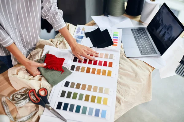 Mennyit keres egy divat-, jelmez- és díszlettervező?