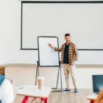 Mennyit keres egy egyetemi tanár?