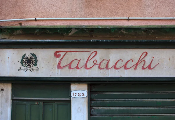 Mennyit keres egy dohány-bazárkereskedő?