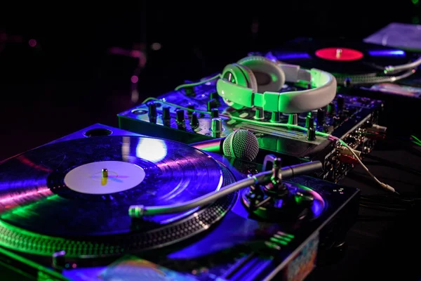 Dj mennyit keres?