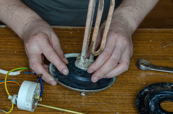 Mennyit keres egy elektrolakatos?